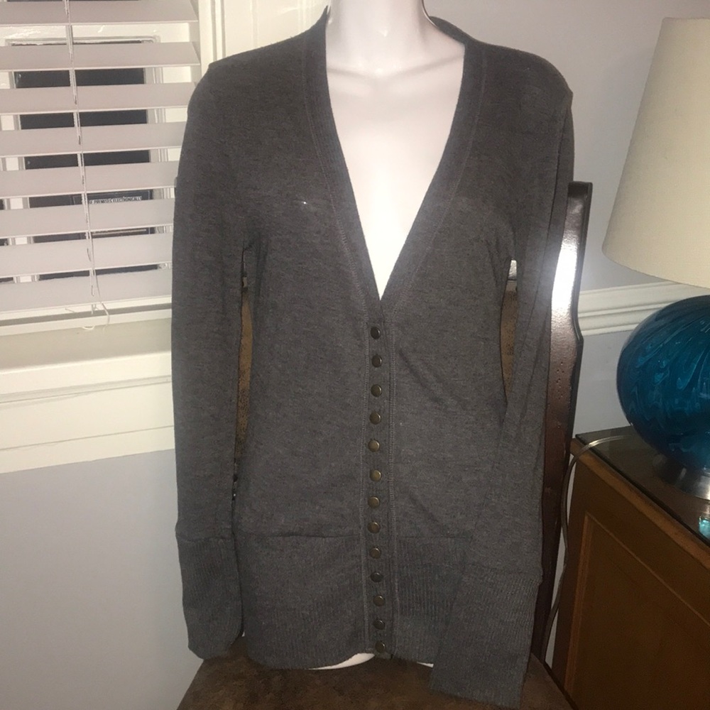 Cardigan with buttons that can be undone